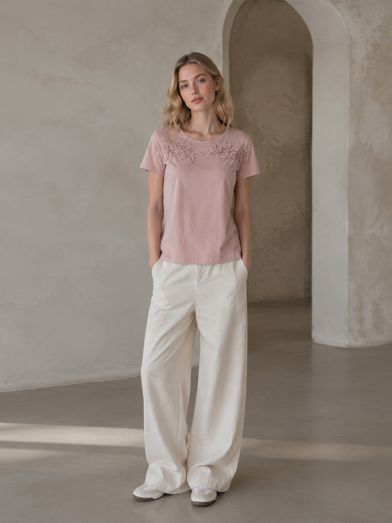 Women’s Pearl Beaded Floral Applique Short Sleeve T‑Shirt AN-750002