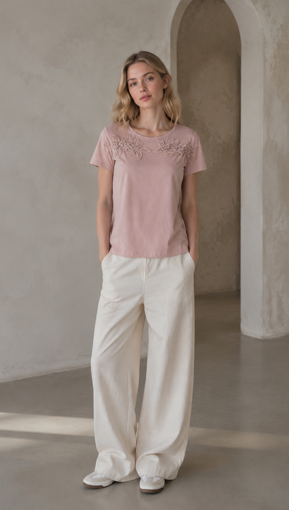 Women’s Pearl Beaded Floral Applique Short Sleeve T‑Shirt AN-750002
