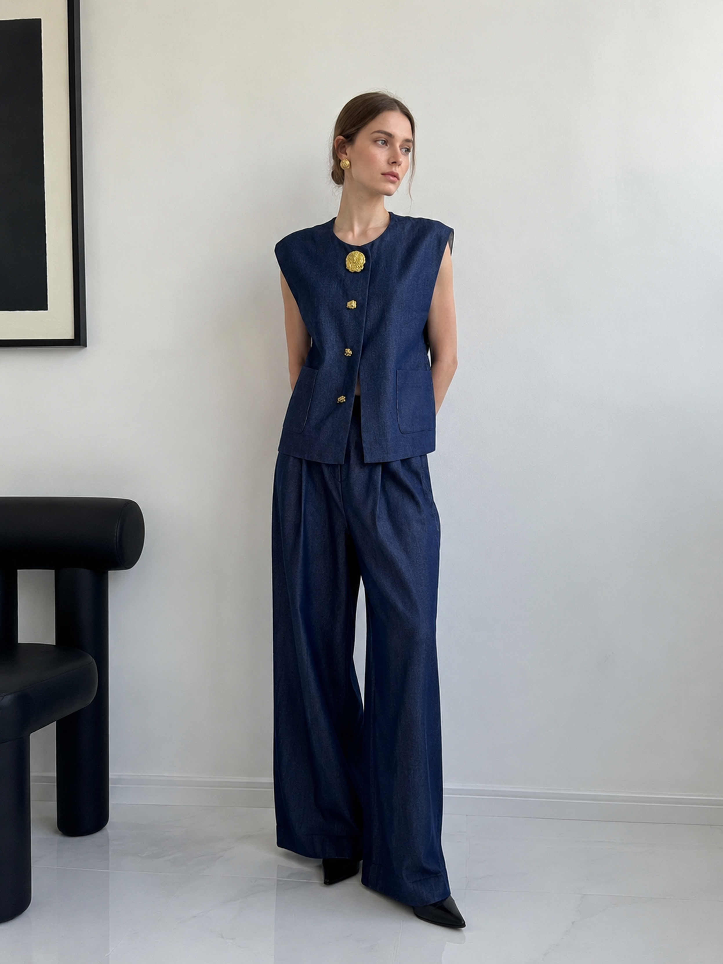 Elegant Short‑Sleeveless Waistcoat, Navy Blue Round‑Neck Gold‑Accent Buttons Side‑Pocket Casual Outer‑Layer Vest C-36453