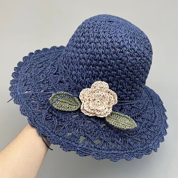 Elegante cappello di paglia all'uncinetto con dettaglio volant