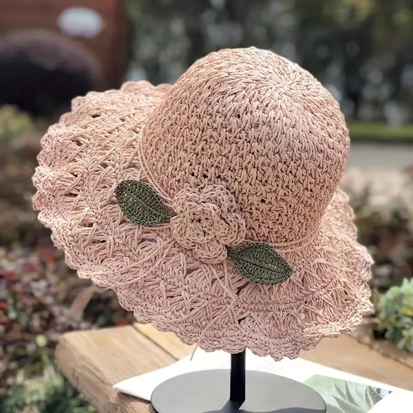 Elegante cappello di paglia all'uncinetto con dettaglio volant