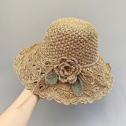 Elegante cappello di paglia all'uncinetto con dettaglio volant