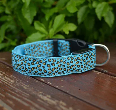 Collare LED per cani con leopardo in nylon