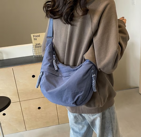 Borsa a tracolla in nylon tinta unita alla moda da donna