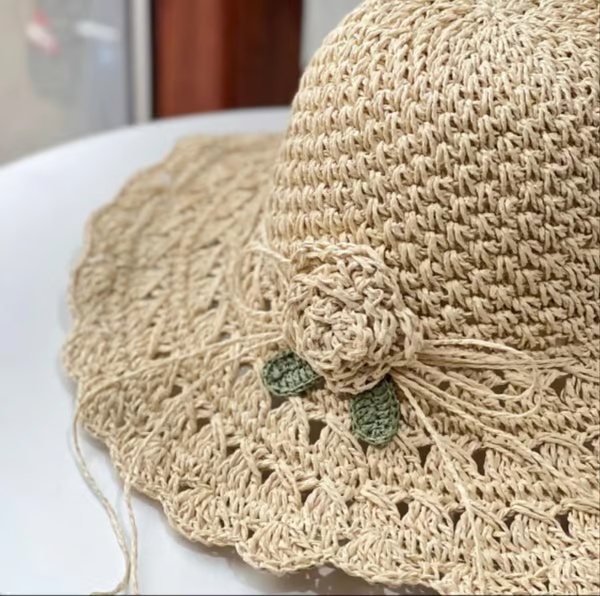 Elegante cappello di paglia all'uncinetto con dettaglio volant
