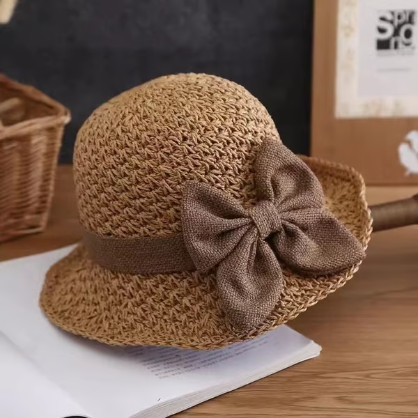 Elegante cappello di paglia all'uncinetto con dettaglio volant