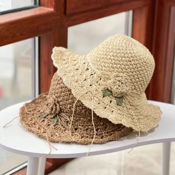 Elegante cappello di paglia all'uncinetto con dettaglio volant