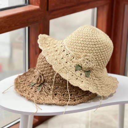 Elegante cappello di paglia all'uncinetto con dettaglio volant