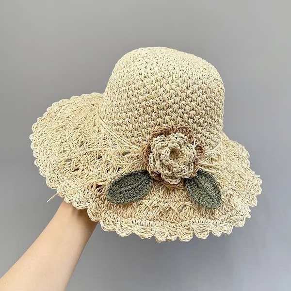 Elegante cappello di paglia all'uncinetto con dettaglio volant