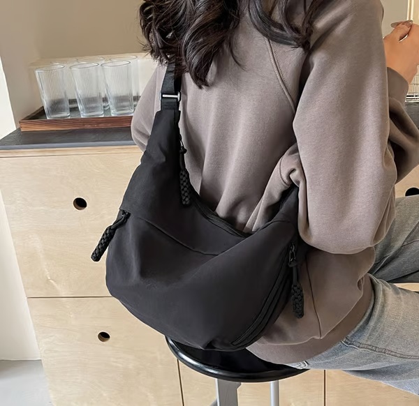 Borsa a tracolla in nylon tinta unita alla moda da donna