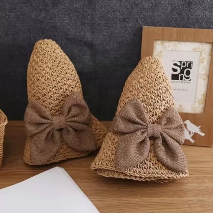 Elegante cappello di paglia all'uncinetto con dettaglio volant