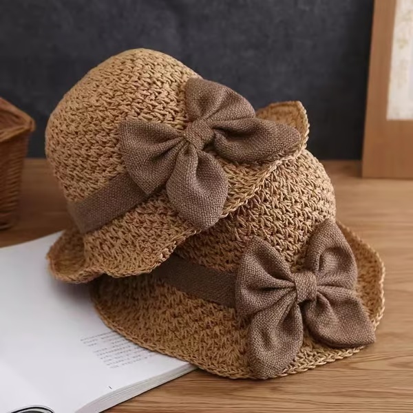Elegante cappello di paglia all'uncinetto con dettaglio volant