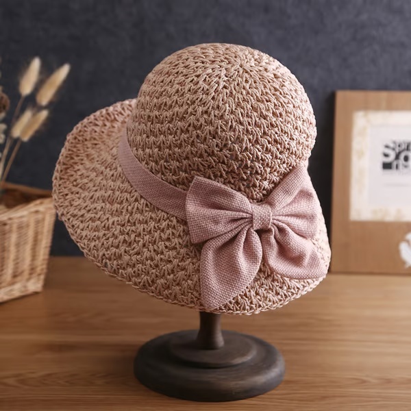 Elegante cappello di paglia all'uncinetto con dettaglio volant