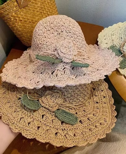 Elegante cappello di paglia all'uncinetto con dettaglio volant