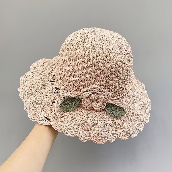 Elegante cappello di paglia all'uncinetto con dettaglio volant