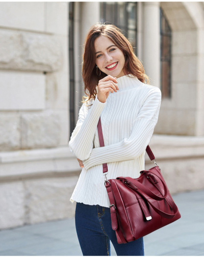 Una spaziosa borsa da donna in morbida ecopelle + una pochette in regalo!