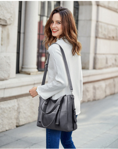 Una spaziosa borsa da donna in morbida ecopelle + una pochette in regalo!