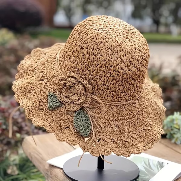 Elegante cappello di paglia all'uncinetto con dettaglio volant