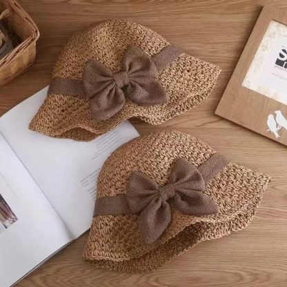 Elegante cappello di paglia all'uncinetto con dettaglio volant