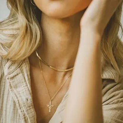 Collana con corona rotante a croce pavé