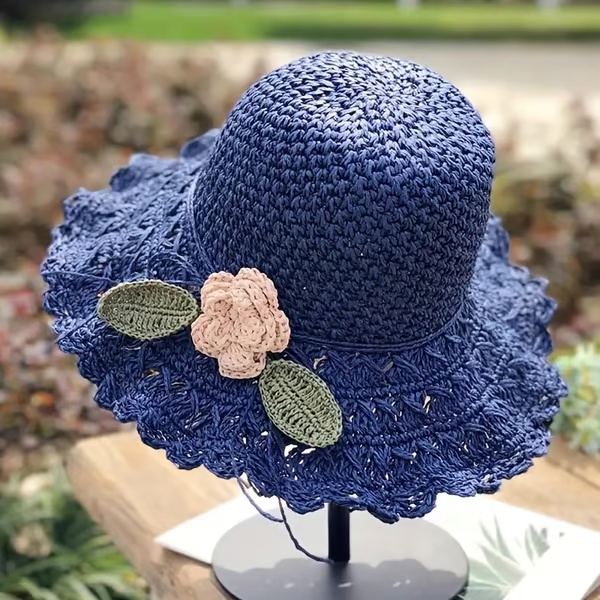 Elegante cappello di paglia all'uncinetto con dettaglio volant