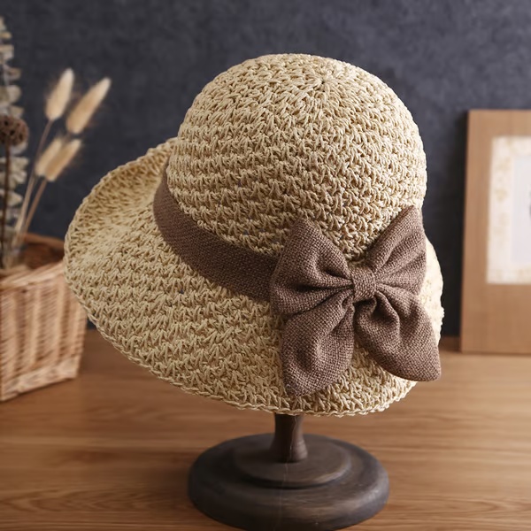 Elegante cappello di paglia all'uncinetto con dettaglio volant