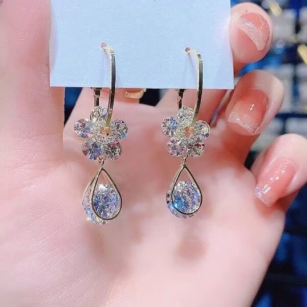 💥Super promozione ora!!!!!!🔥Orecchini di cristallo con fiori alla moda