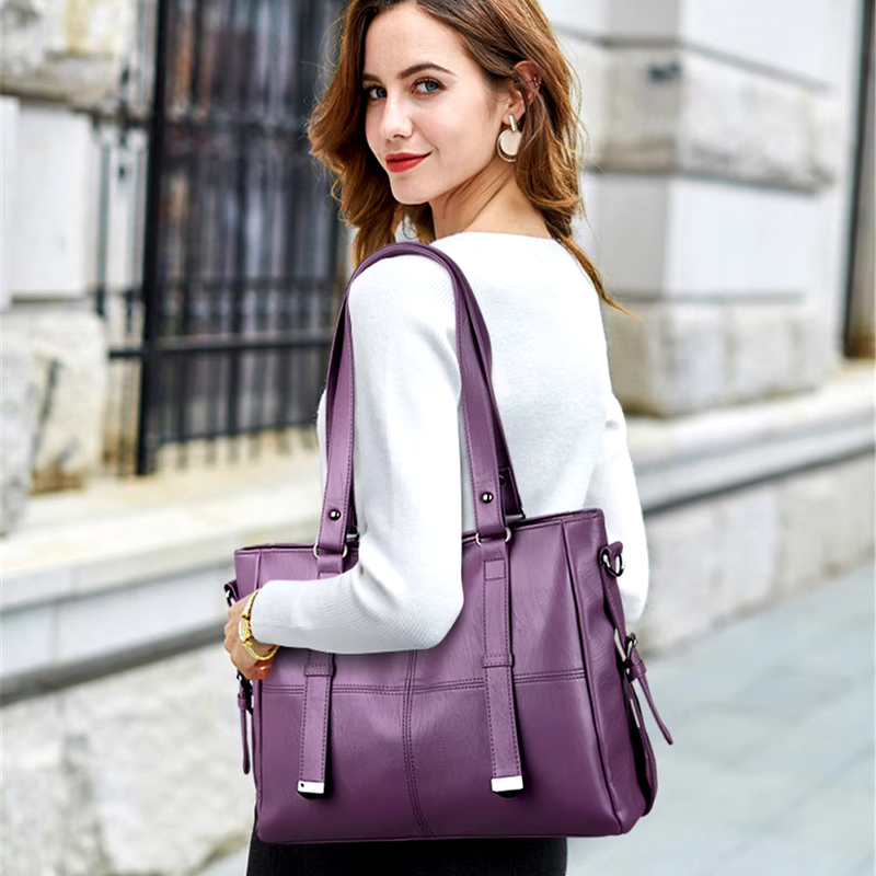 Una spaziosa borsa da donna in morbida ecopelle + una pochette in regalo!