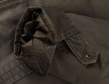 Smooth taffeta-lined sleeves