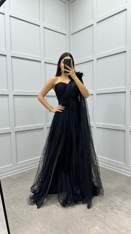 RED SHOULDER AND WAIST FEATHER DETAIL DESIGN EVENING DRESS