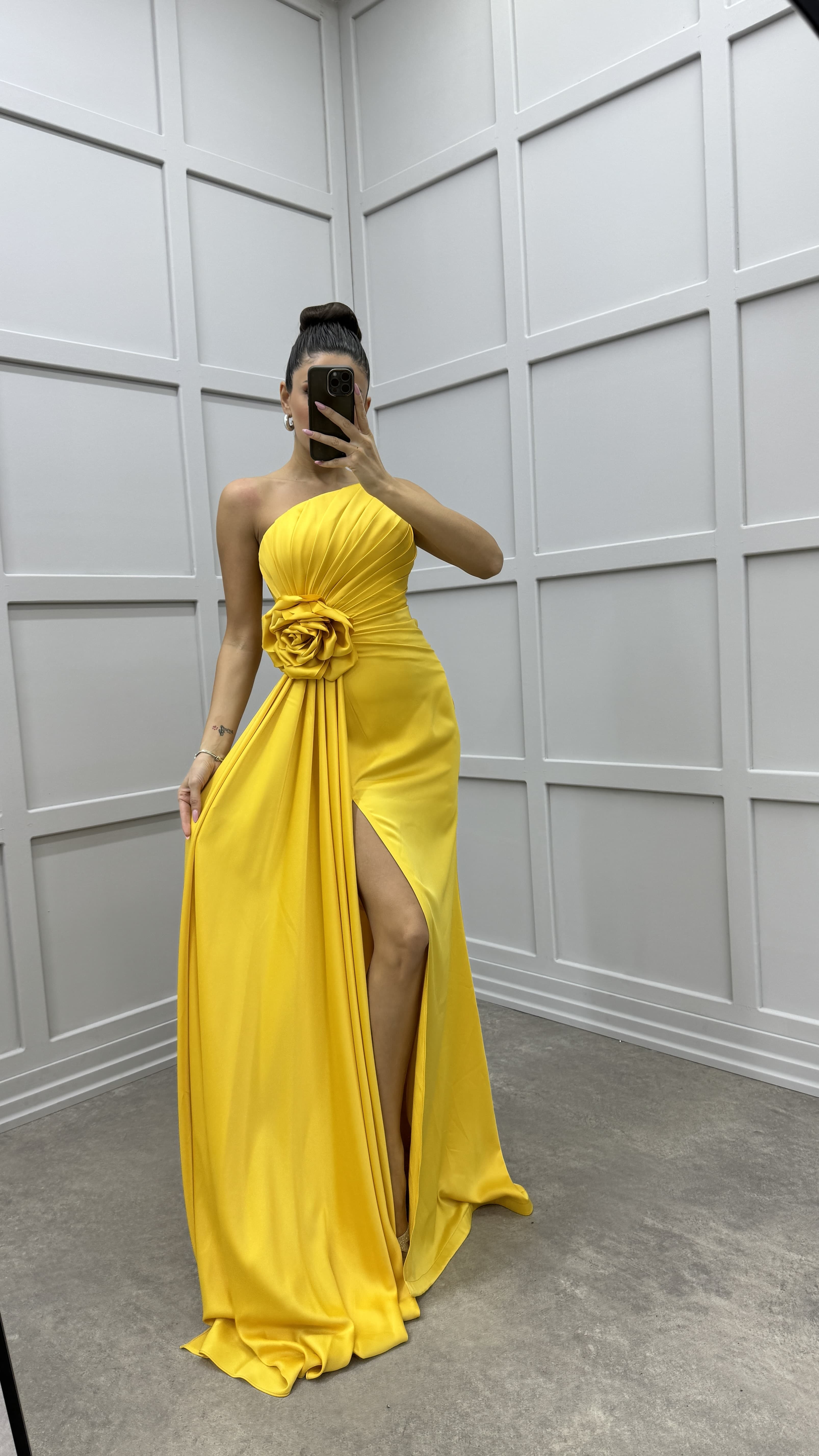 STRAPLESS ROSE DETAIL PLEATED DESIGN EVENING DRESS