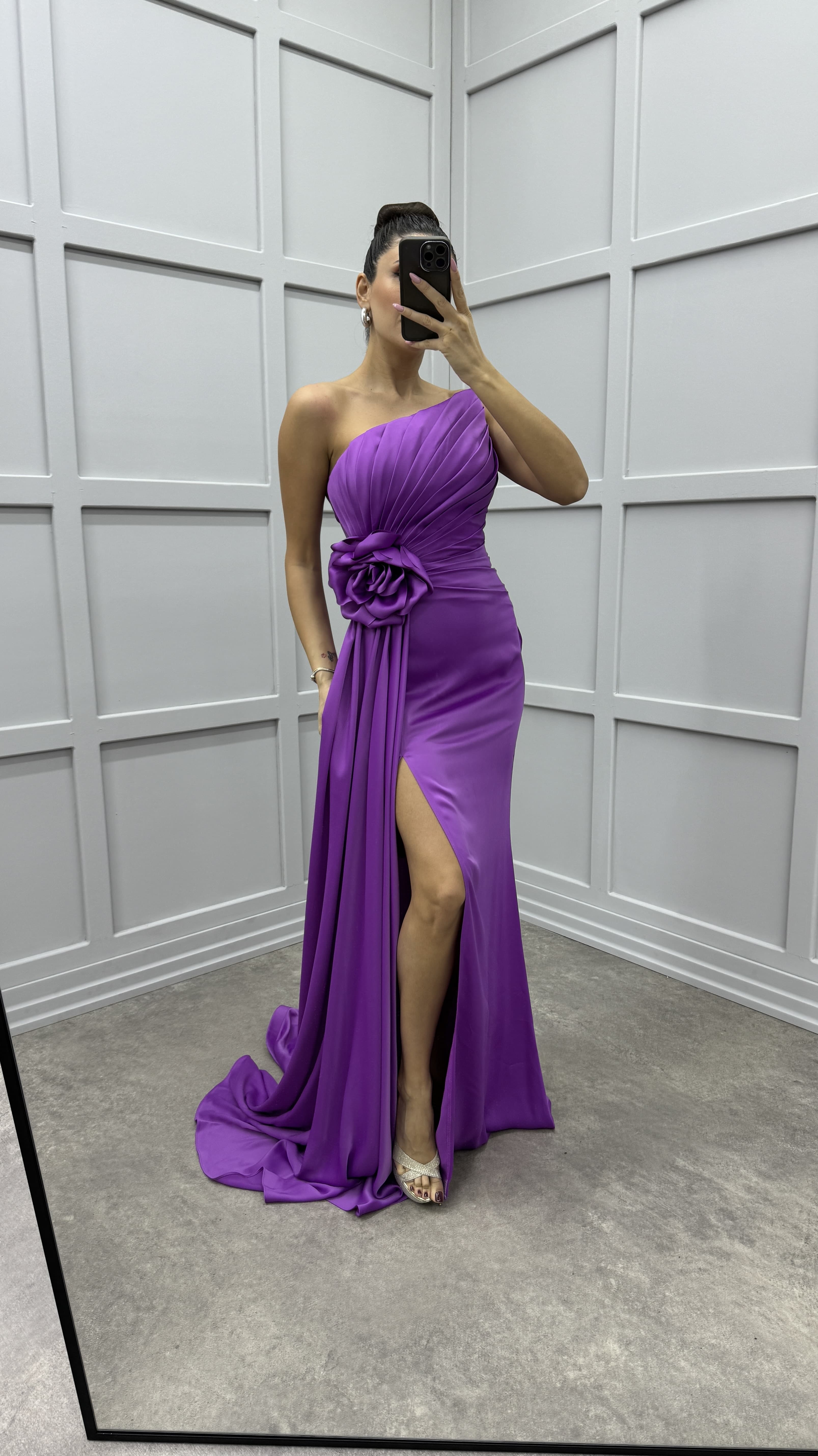 STRAPLESS ROSE DETAIL PLEATED DESIGN EVENING DRESS