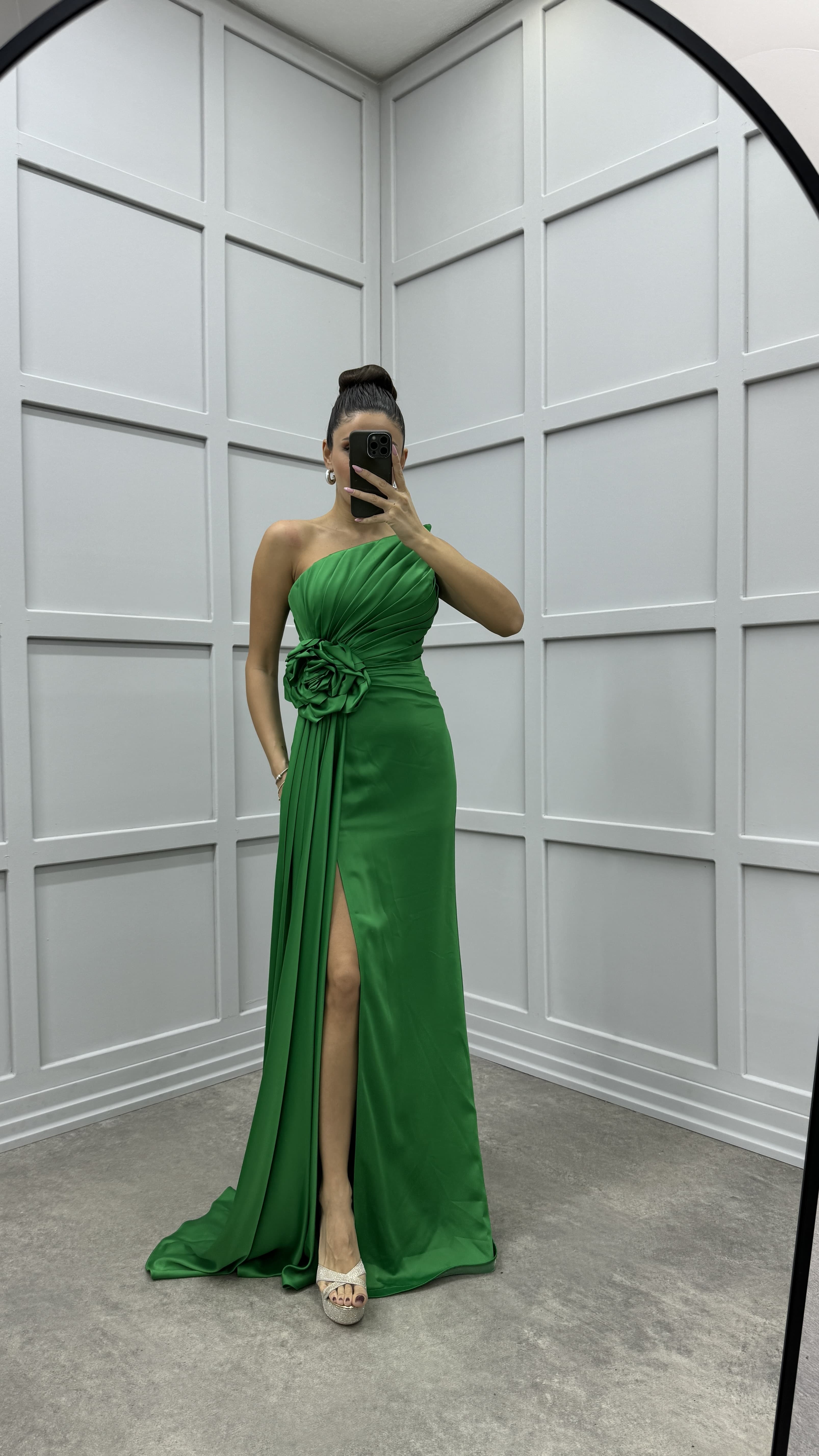 STRAPLESS ROSE DETAIL PLEATED DESIGN EVENING DRESS