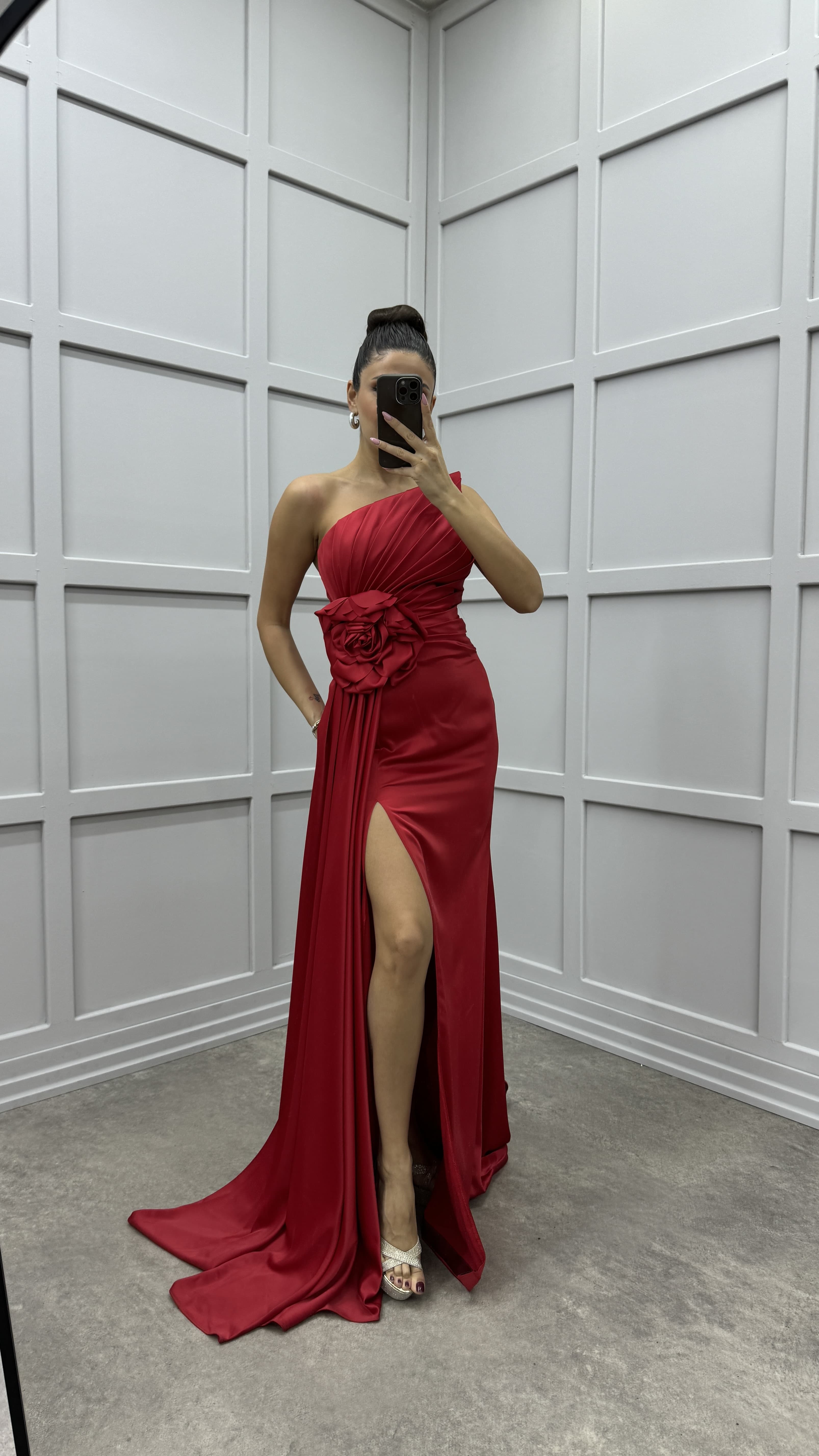 STRAPLESS ROSE DETAIL PLEATED DESIGN EVENING DRESS