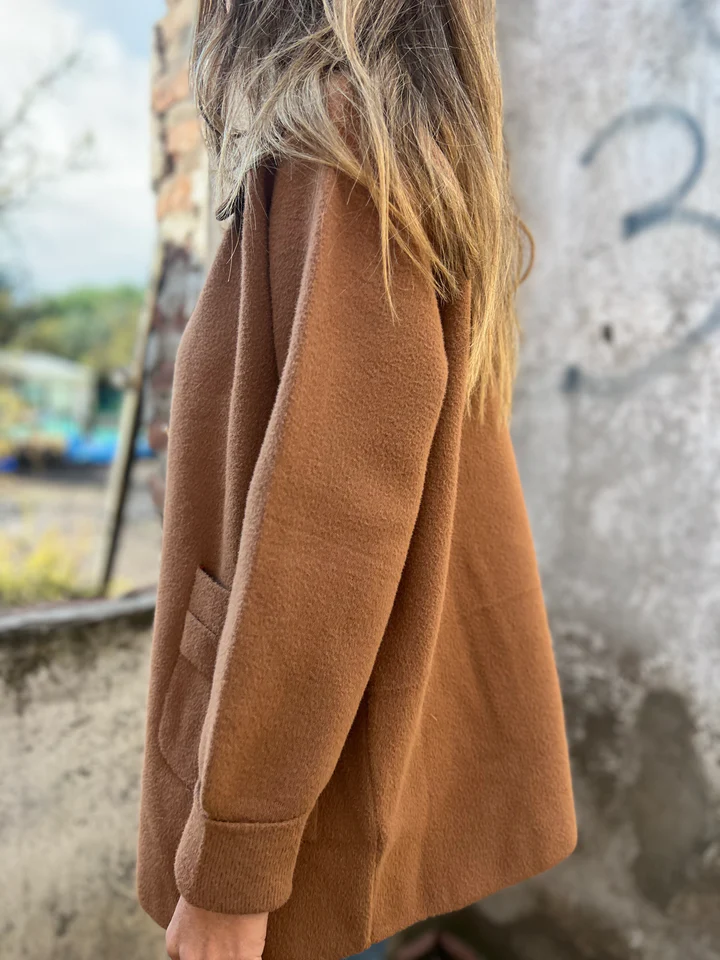 Malú camel coat