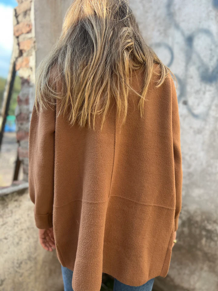 Malú camel coat