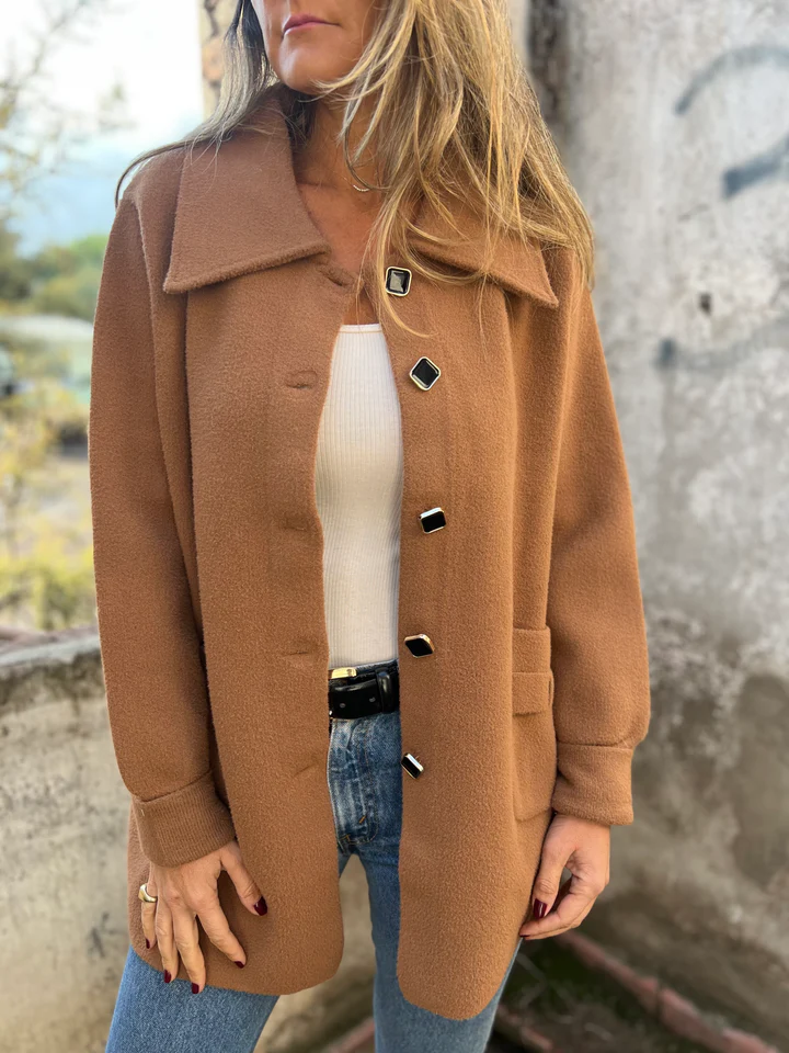 Malú camel coat