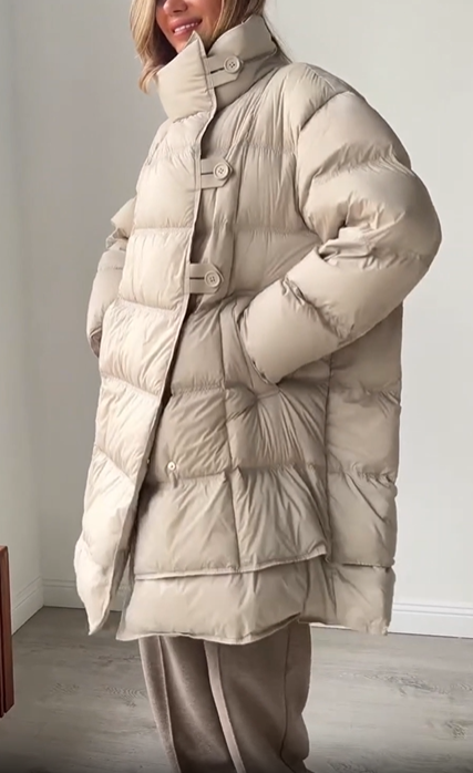Adjustable buckle-fastening down jacket