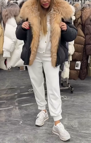 Short, puffy down jacket with faux fur collar