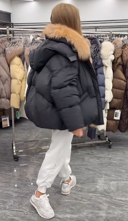Short, puffy down jacket with faux fur collar
