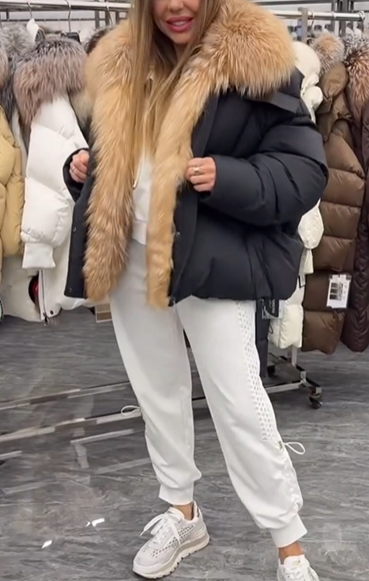Short, puffy down jacket with faux fur collar