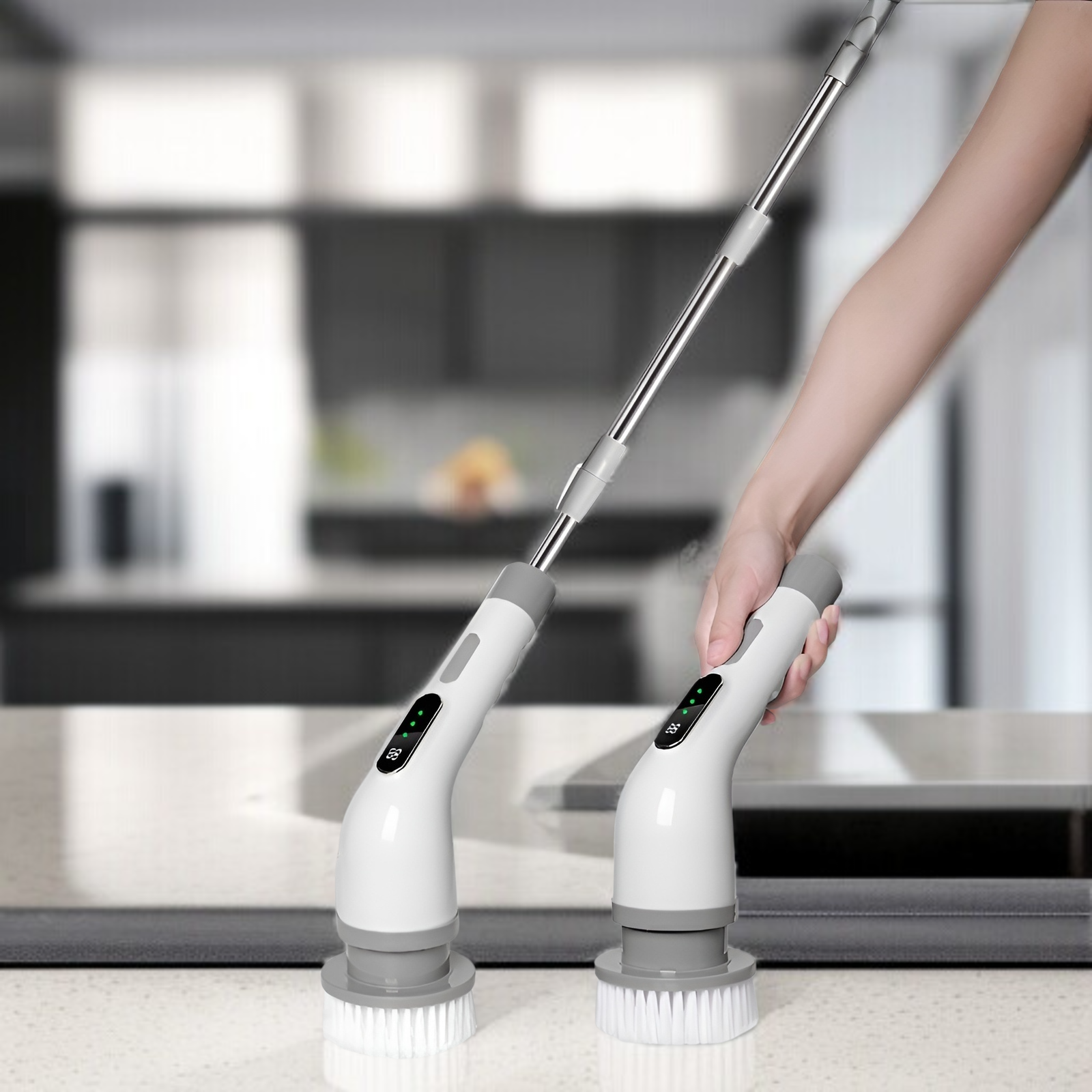 Kabellose elektrische Reinigungsbürste im Einsatz