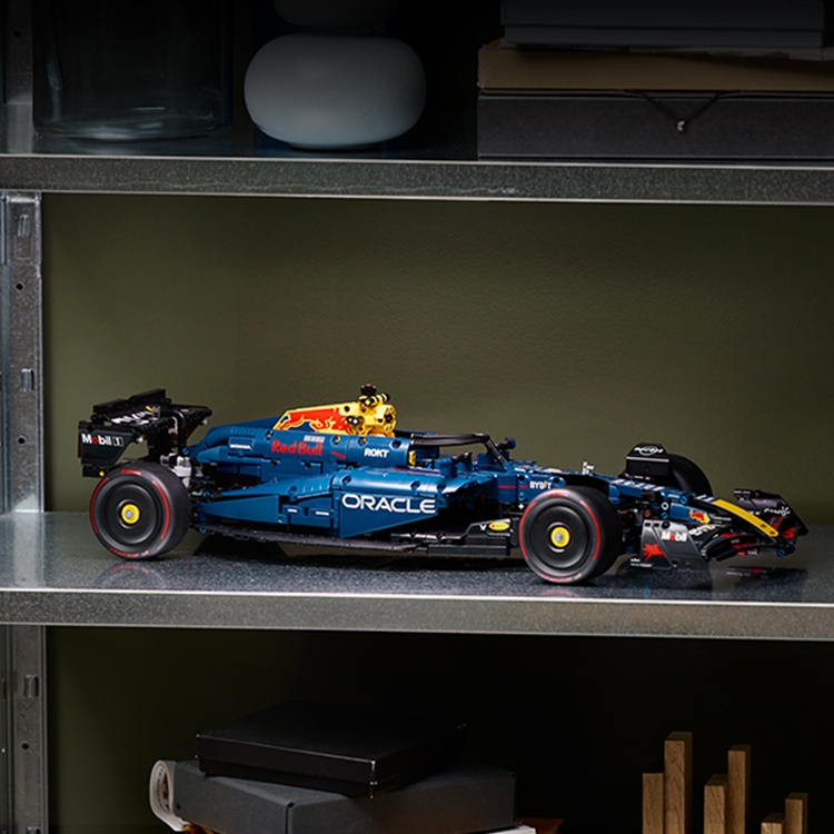 Blaues LEGO Rennauto in einem Regal eines Zuhauses