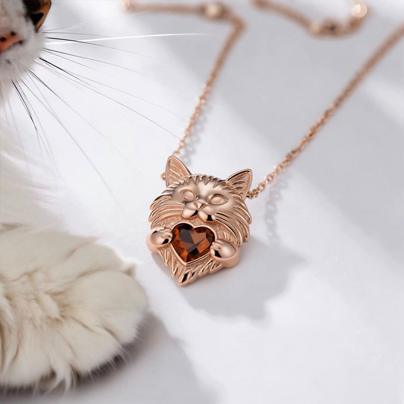 Anyes Heart-cut Coffee Maine Coon Necklace
