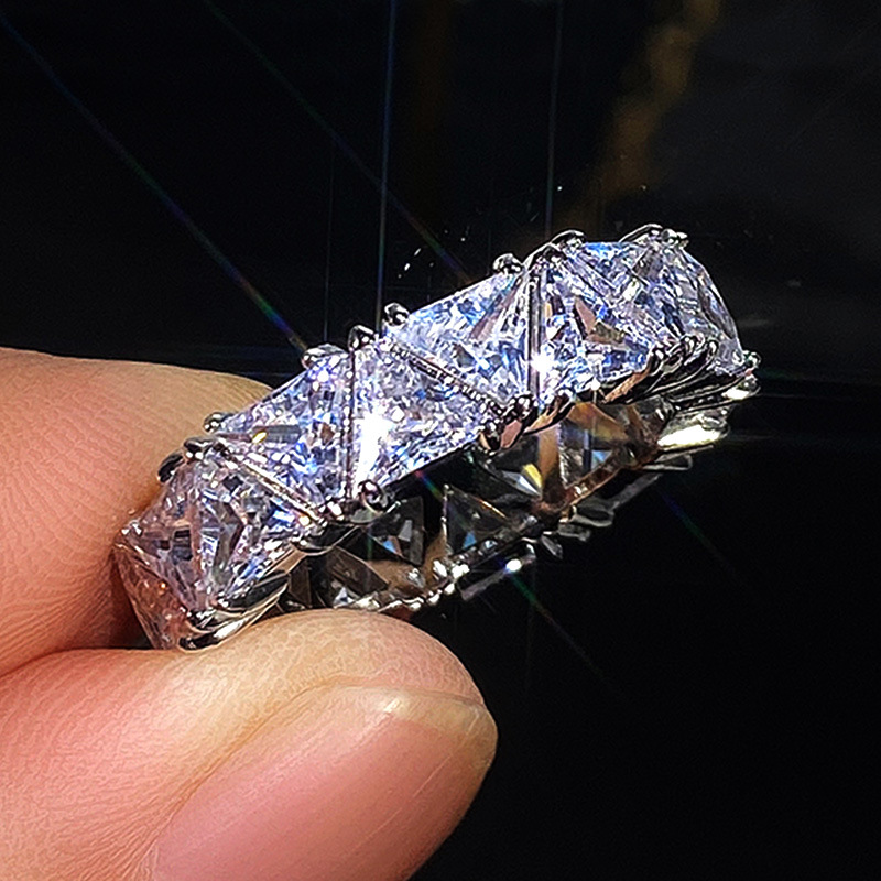 Full-circle single-row triangle ring