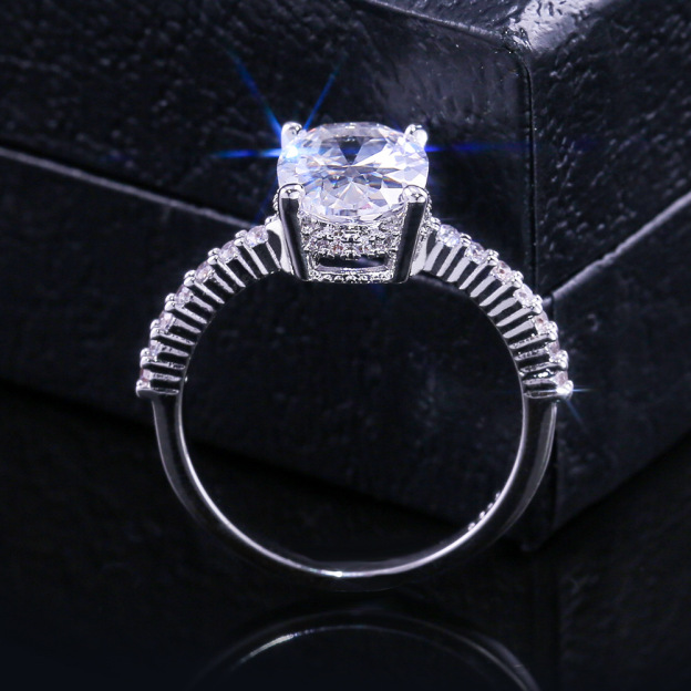 Fashionable Zircon White Gold Ring