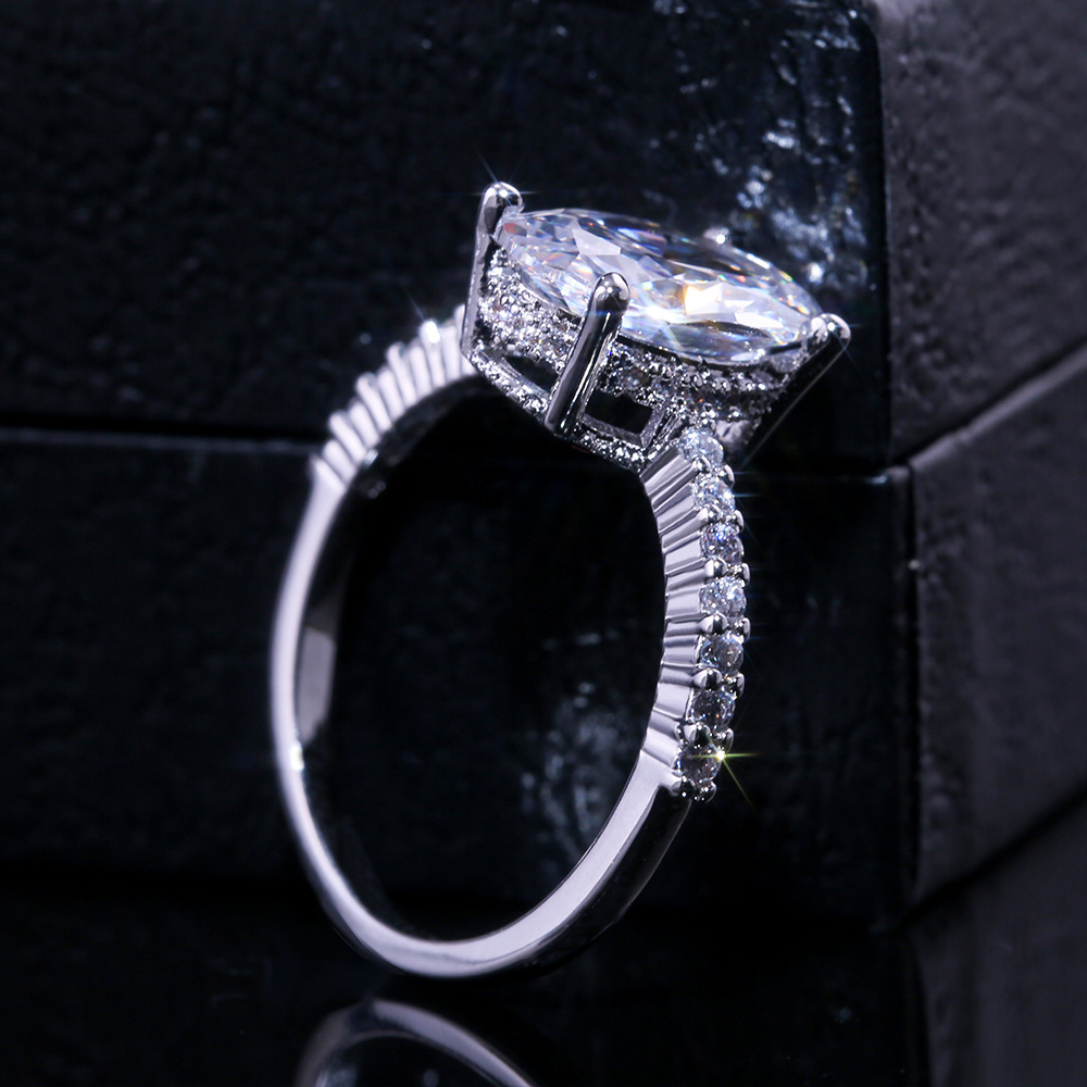 Fashionable Zircon White Gold Ring
