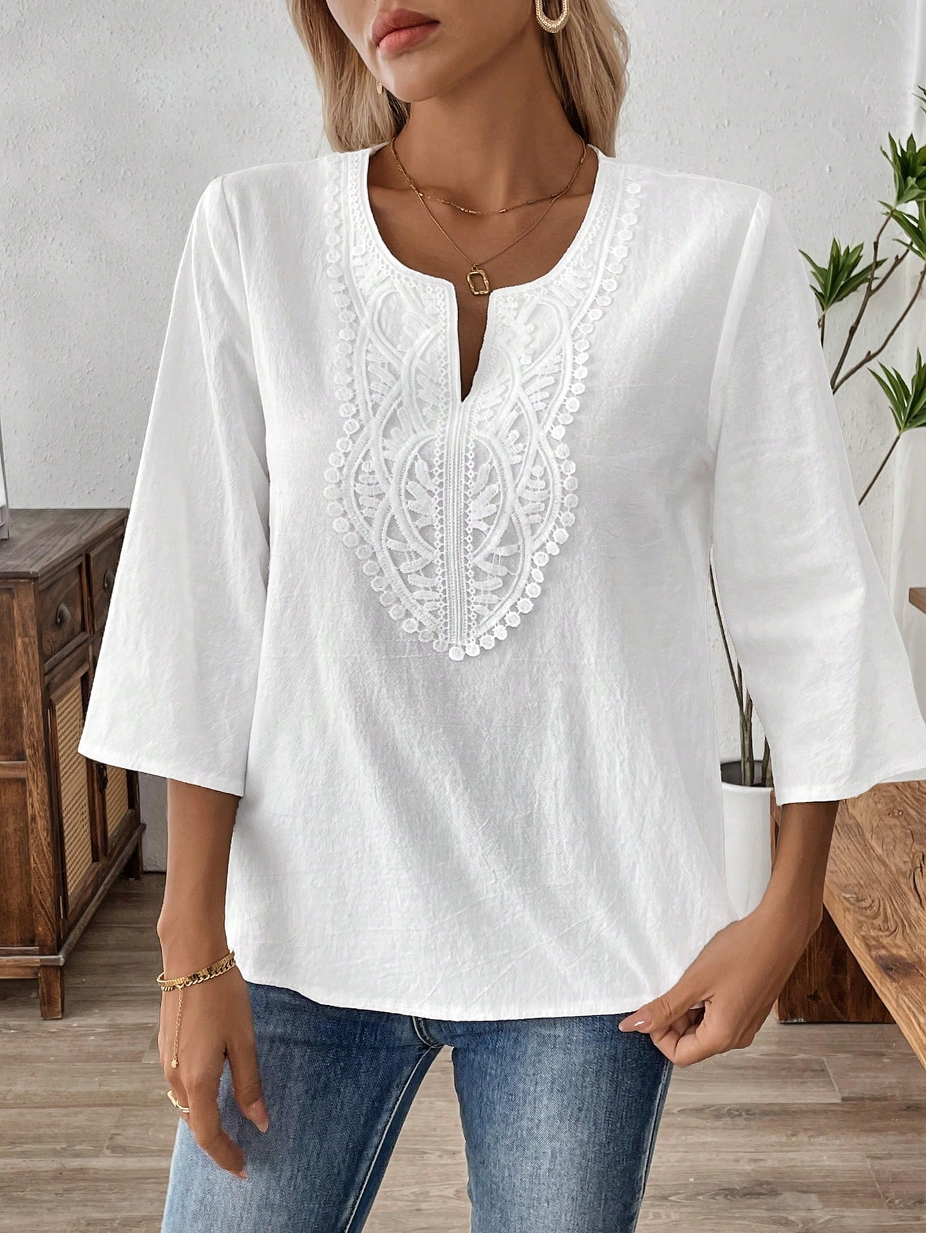 Elegant and fashionable solid color lace loose shirt