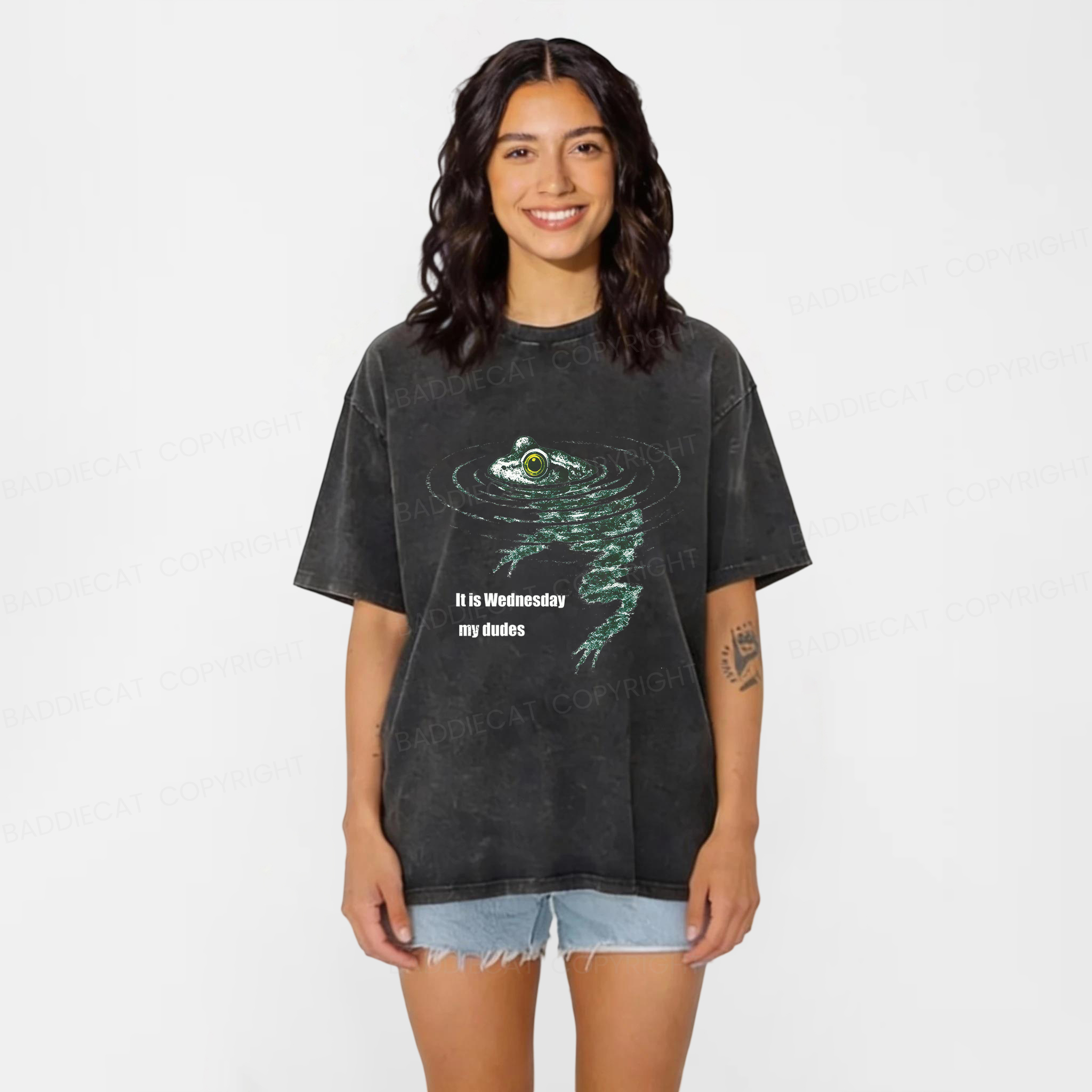 Baddiecat Frog Swimming Washed T-shirt
