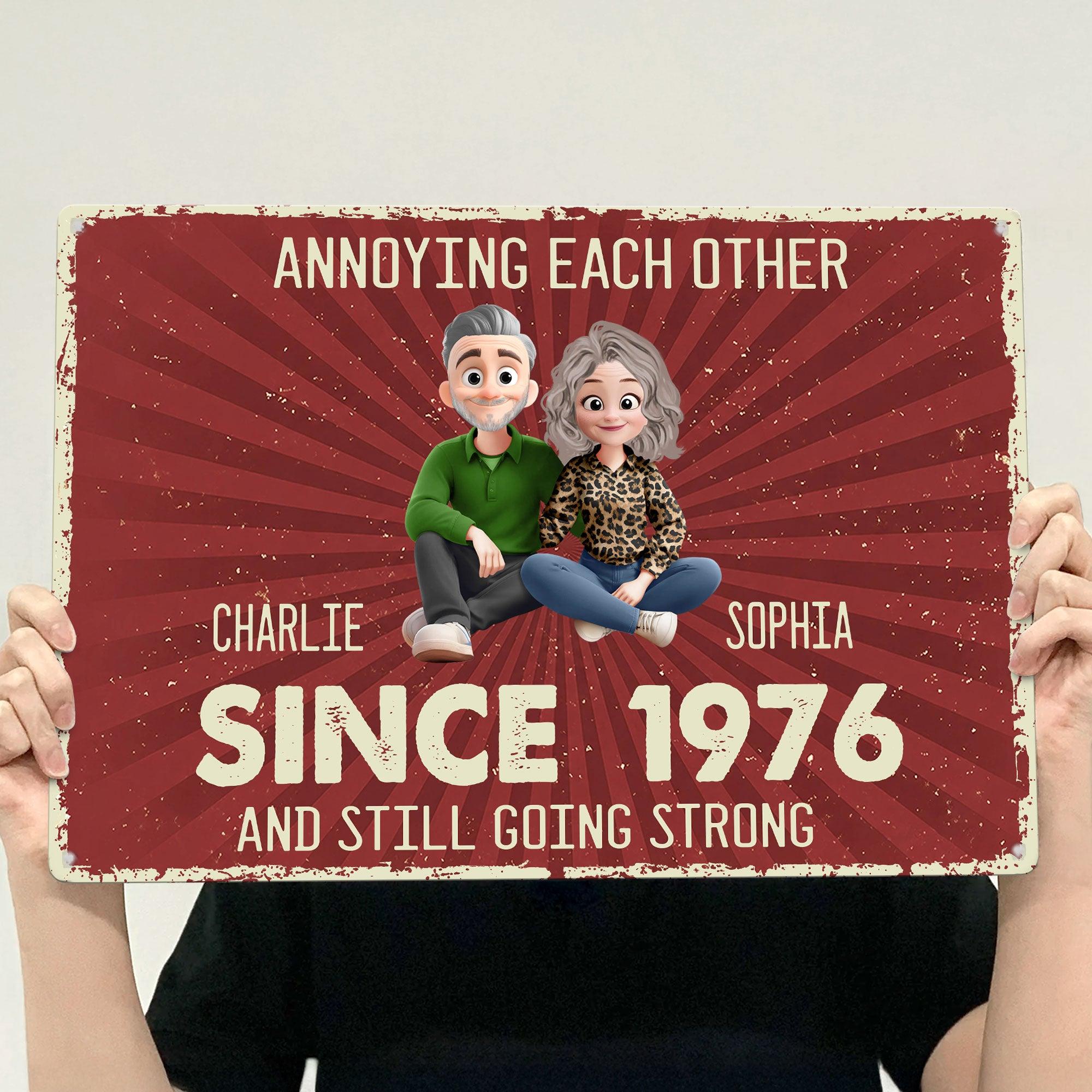 Sich Gegenseitig ärgern Und Immer Noch Stark Sein, Cartoon-Paar, Jahrestagsgeschenke Für Sie Und Ihn – Personalisiertes Metallschild